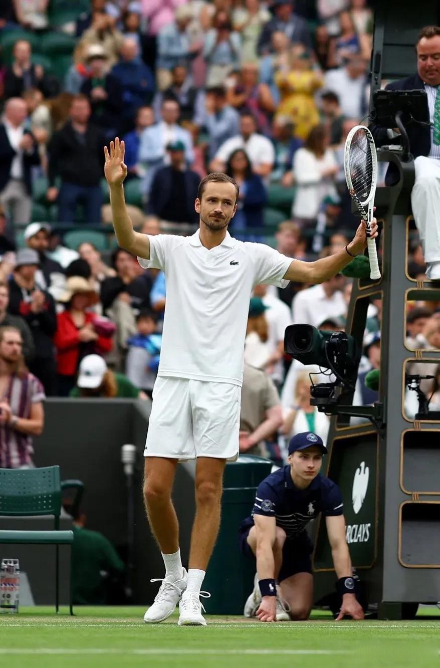 澳大利亚网球队绝杀西班牙网球队，梅德韦杰夫制霸全场的简单介绍