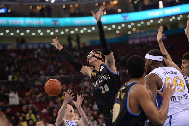 关于尼斯外援表现出色,帮助球队获胜的信息 关于尼斯外援表现出色,帮助球队获胜的信息