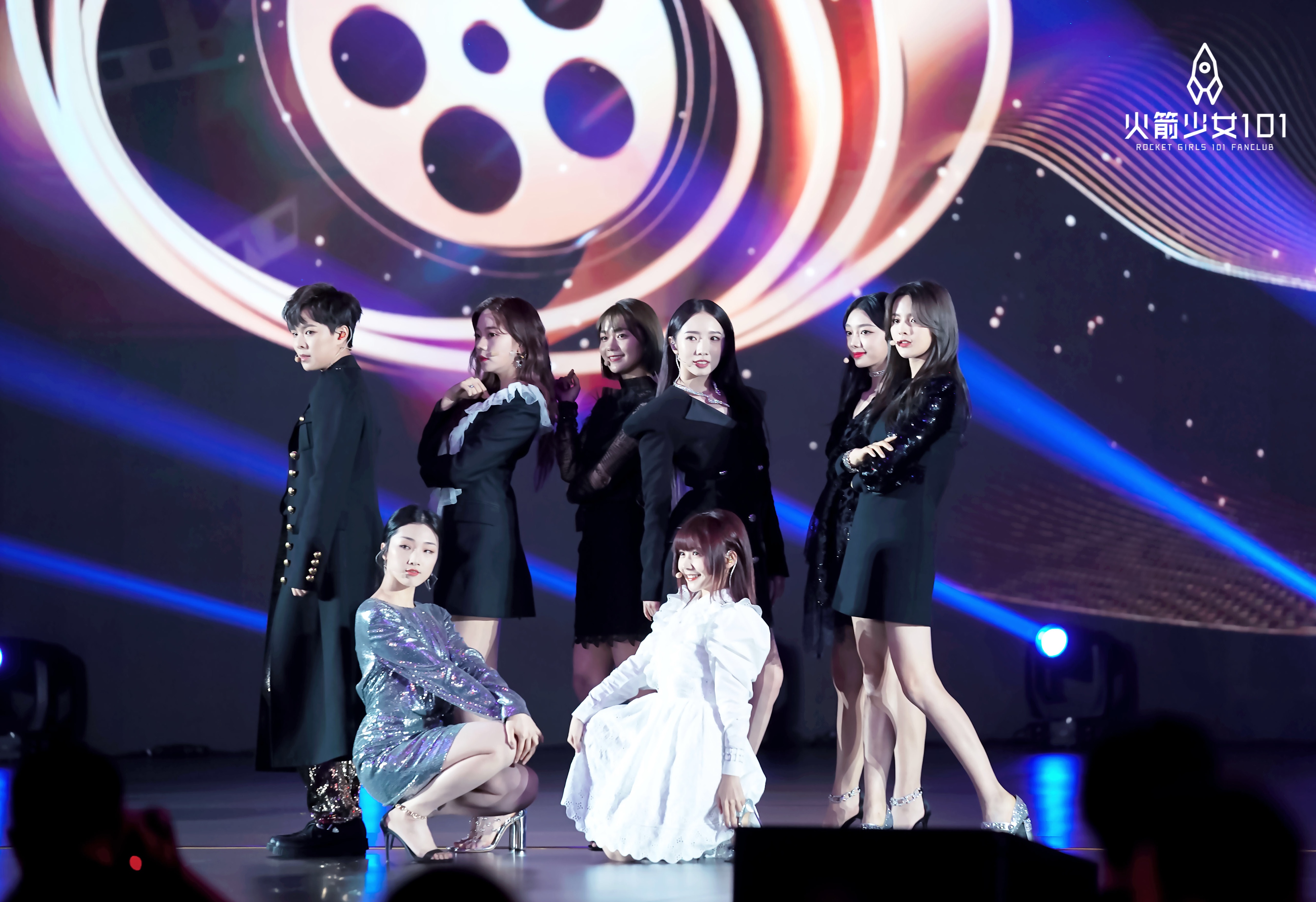 火箭少女101成员现场观赛,欢乐氛围满满 火箭少女101成员现场观赛,欢乐氛围满满