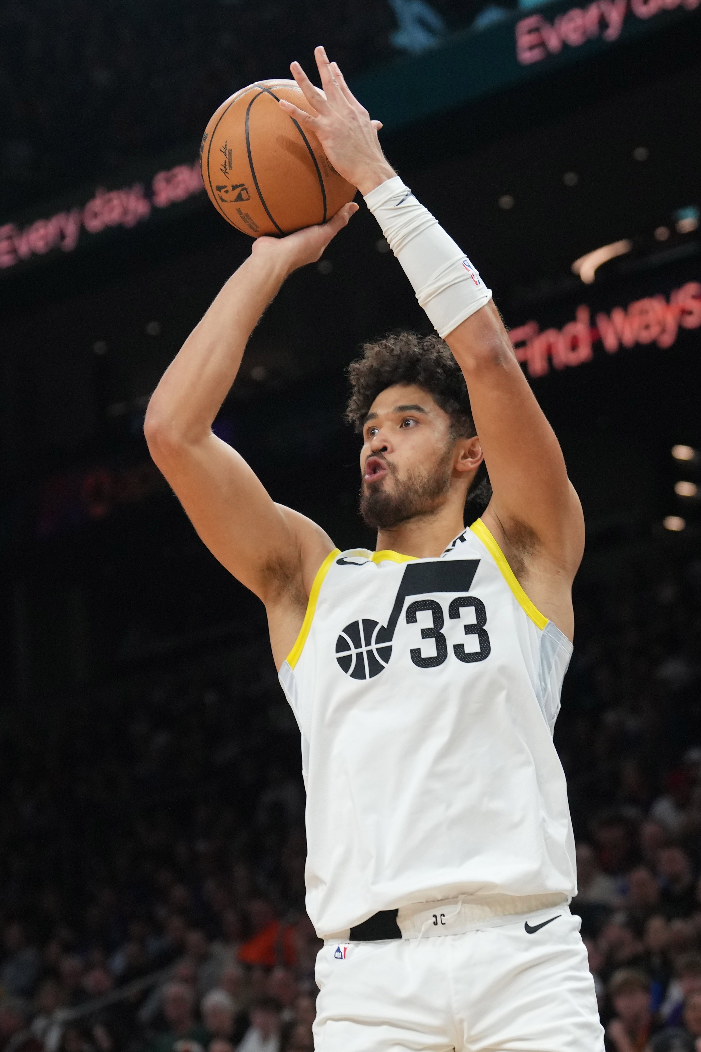 爵士队小将表现出色,获得主教练称赞的简单介绍 爵士队小将表现出色,获得主教练称赞的简单介绍