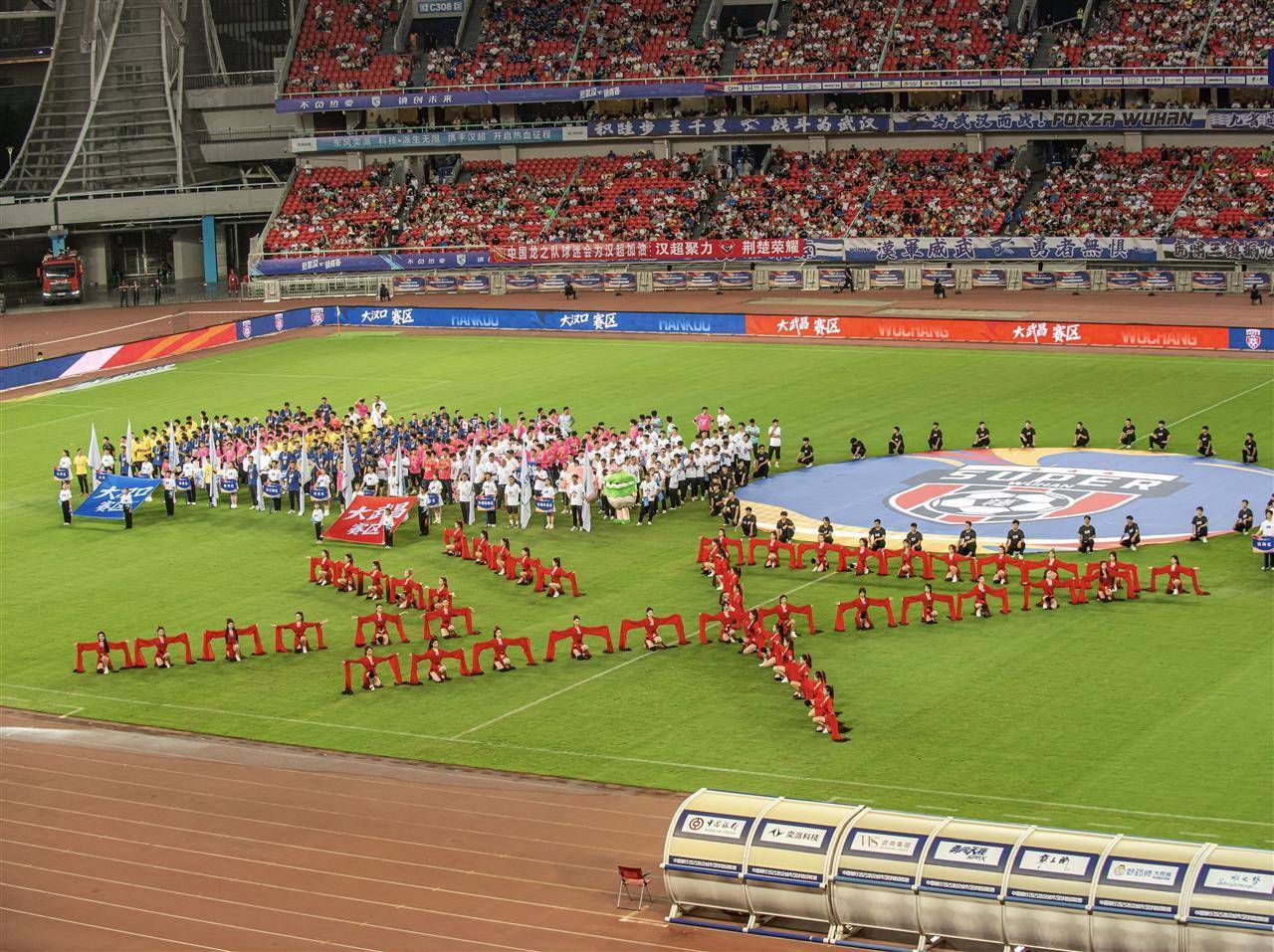 亚洲球场球迷狂欢庆祝赛果,场面热闹非凡 亚洲球场球迷狂欢庆祝赛果,场面热闹非凡