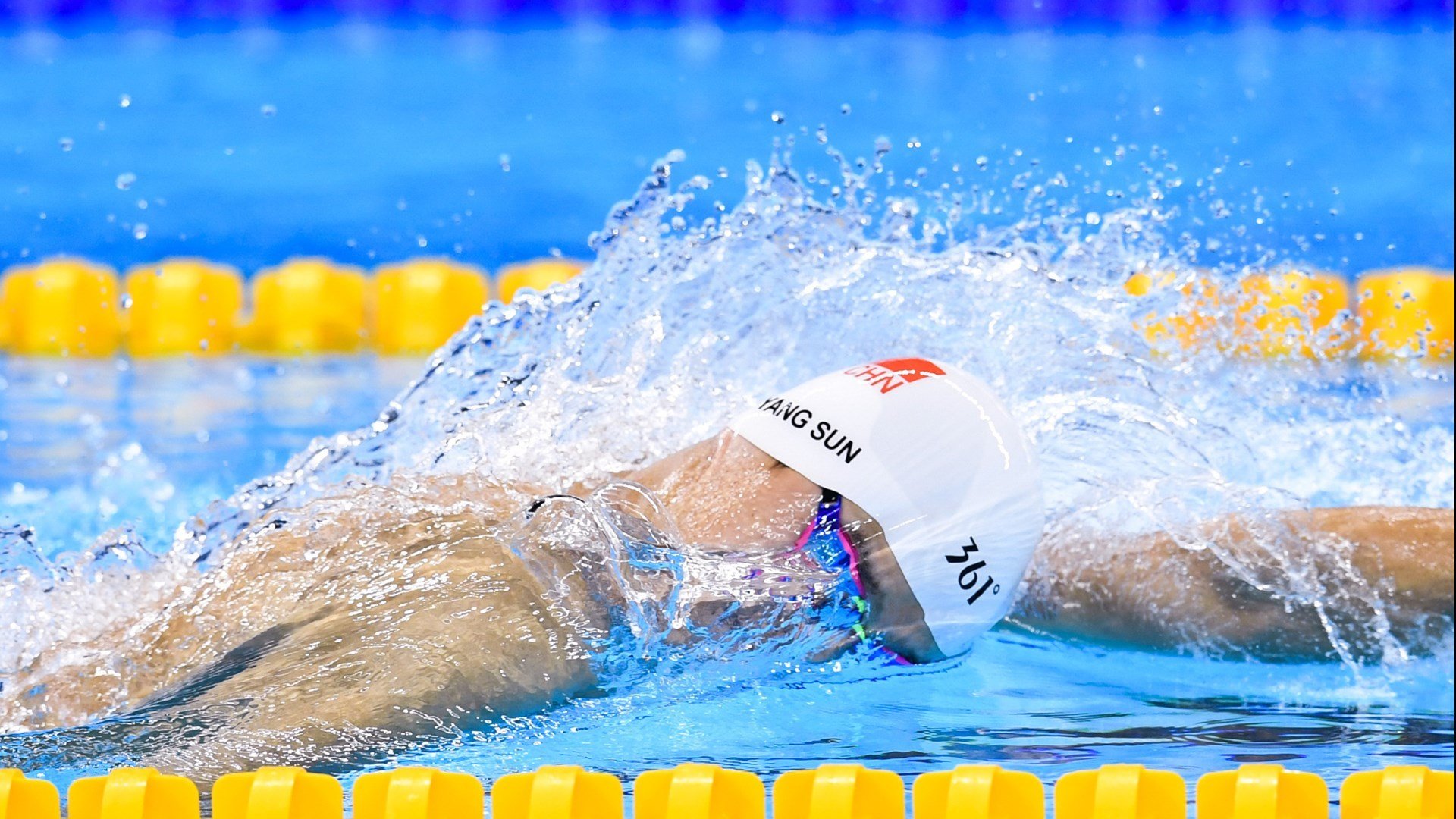 赛道上的独舞者，F1街道赛之夜，乔治·拉塞尔如何定义巨星价值