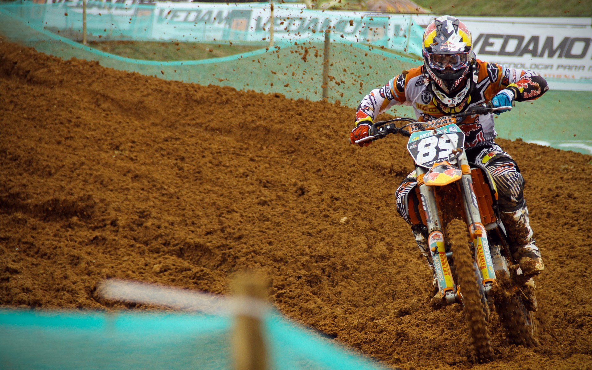 逆袭的引擎,拉塞尔点燃赛场,哈斯车队如何翻盘红牛二队